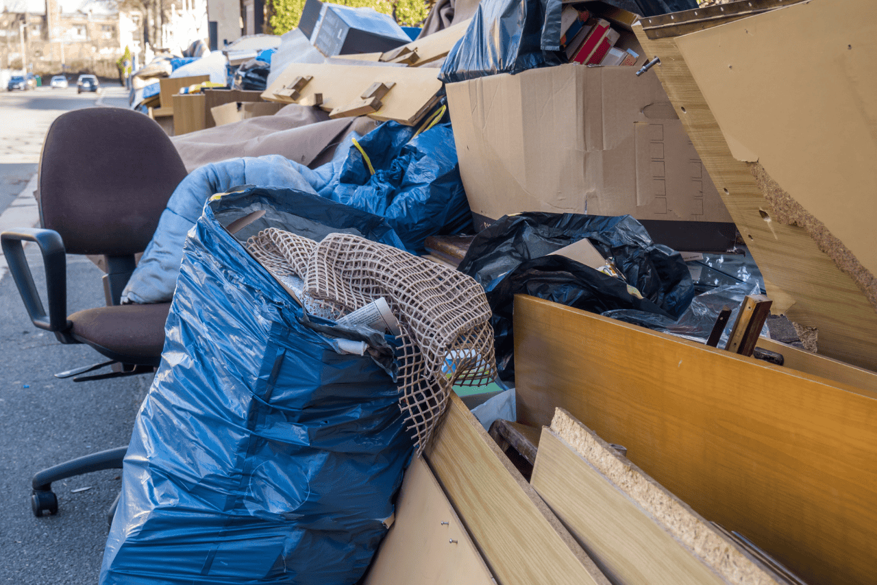 Aussortierter Hausrat am Straßenrand vor Abtransport durch Profiumzug Hannover