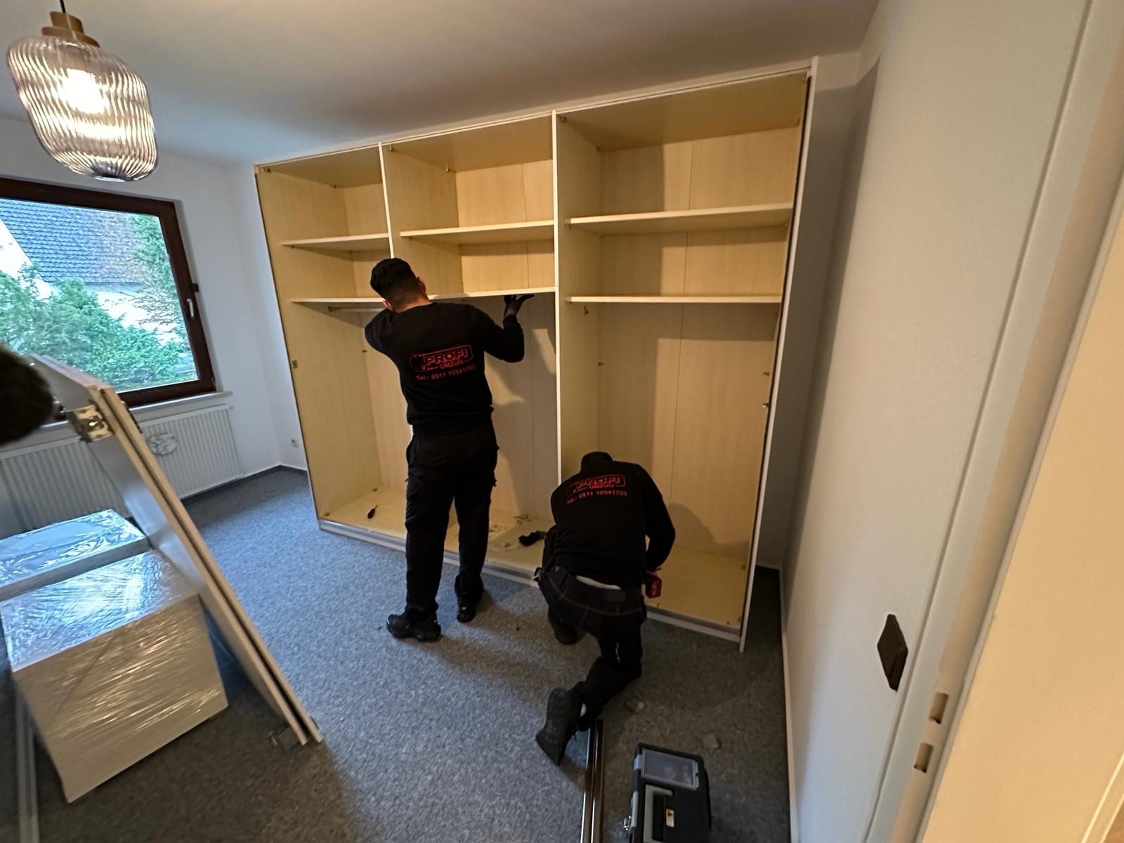 Profiumzug-Team beim Schrank-Aufbau am neuen Wohnort