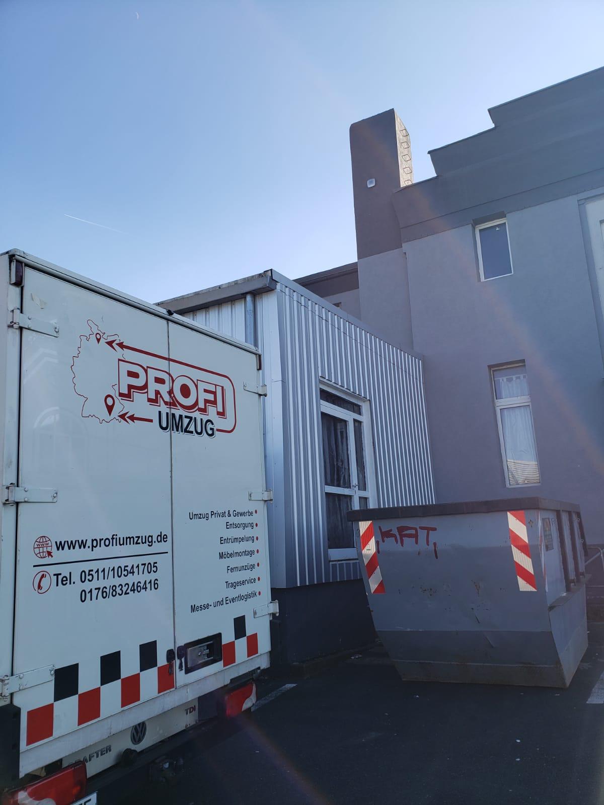 Profiumzug-LKW mit Container für Entsorgung vor Ort in Hannover