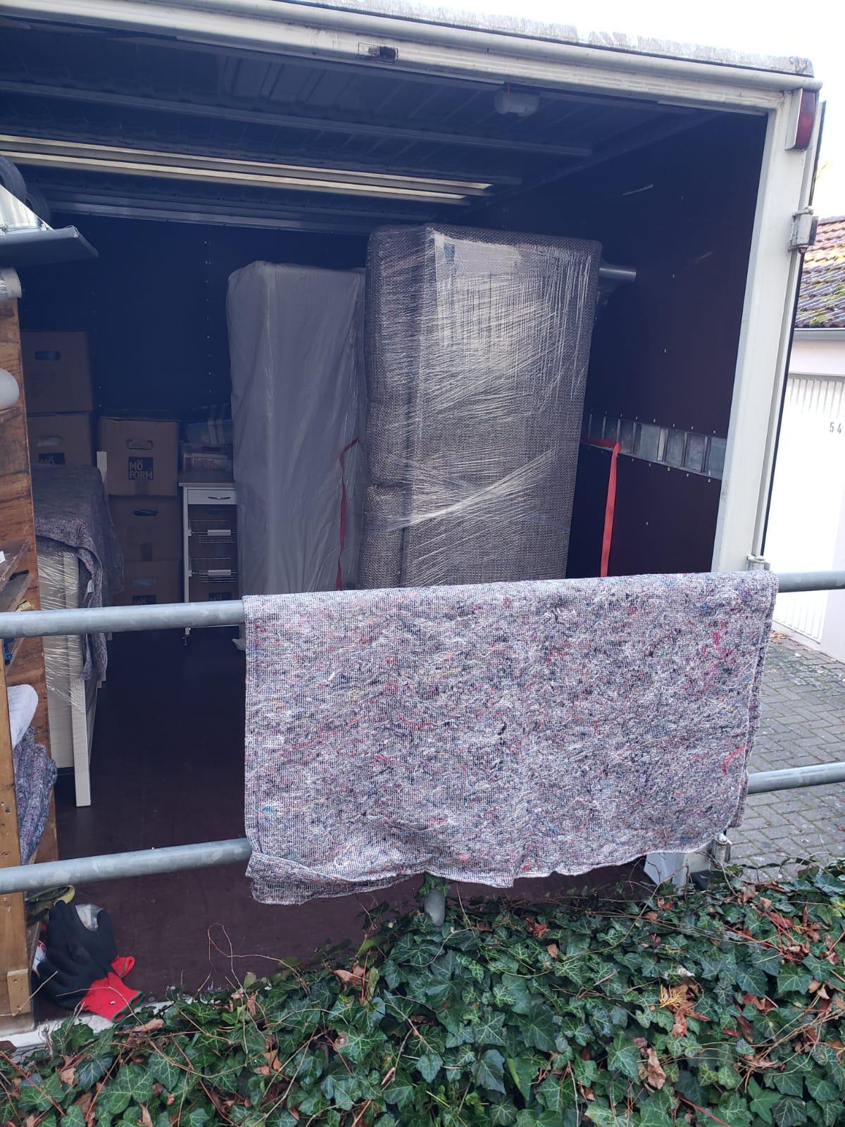 Sicher in Decken verpackte Möbel im Umzugswagen
