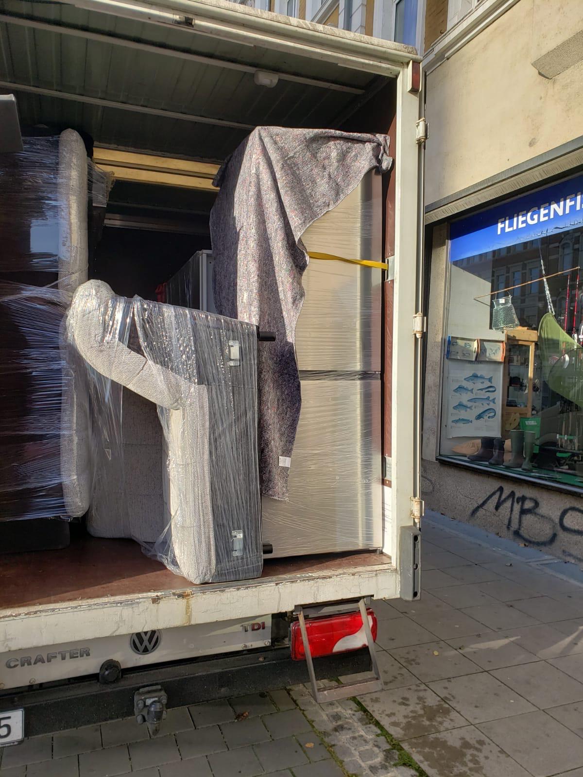 Sicher in Decken verpackte Möbel im Umzugswagen — Möbeltransport Hannover