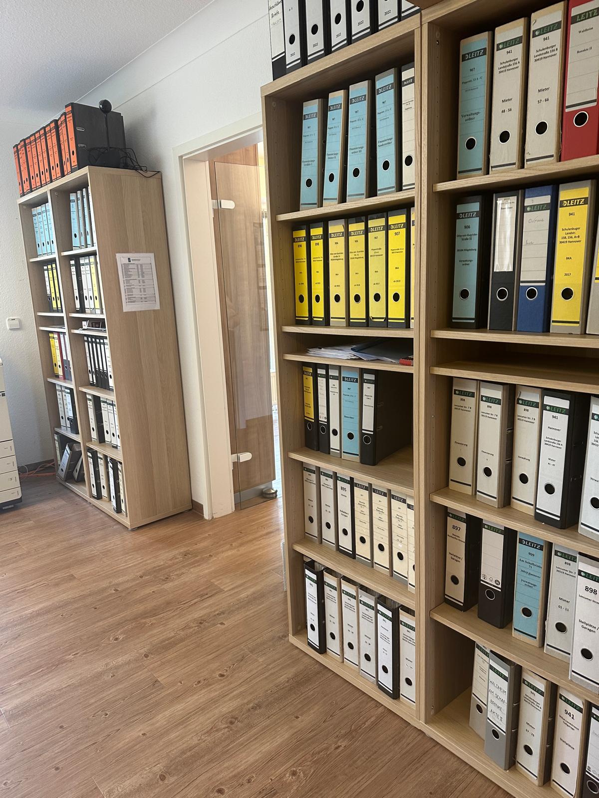 Sorgfältig sortiertes Aktenarchiv vor einem Büroumzug in Hannover