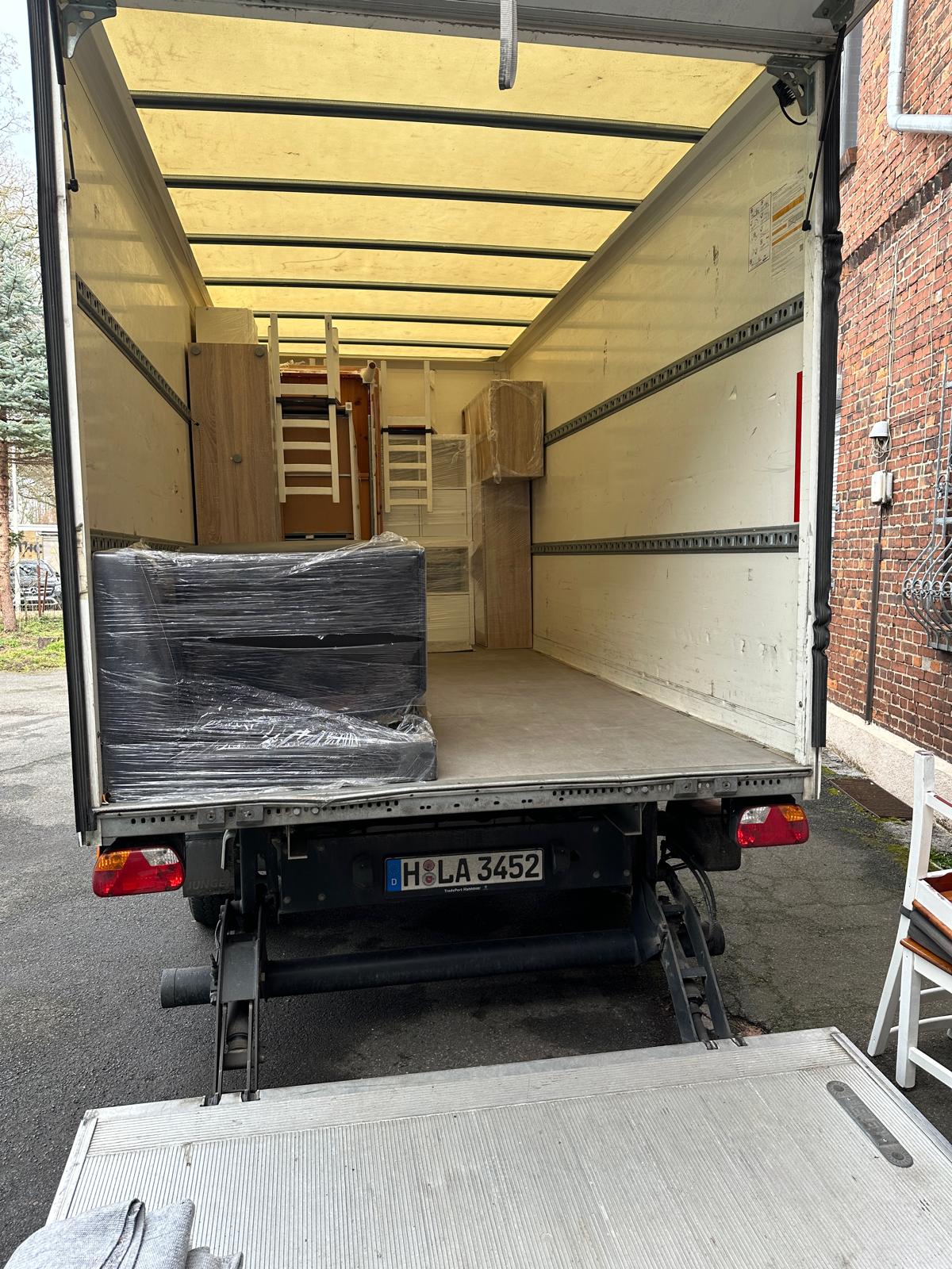 Geräumiger Umzugs-LKW während der Beladung — Profiumzug Hannover