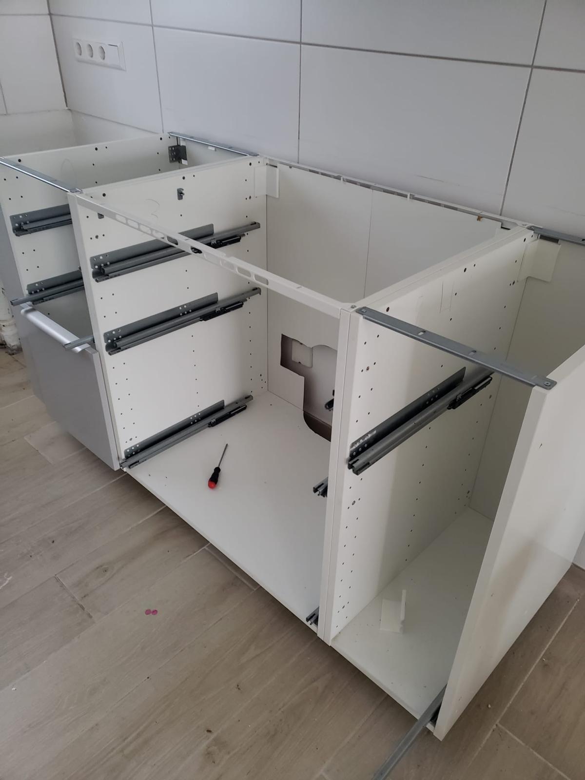Vorher: Zerlegte Küchen-Korpusse mit Schubladenschienen während der Montage